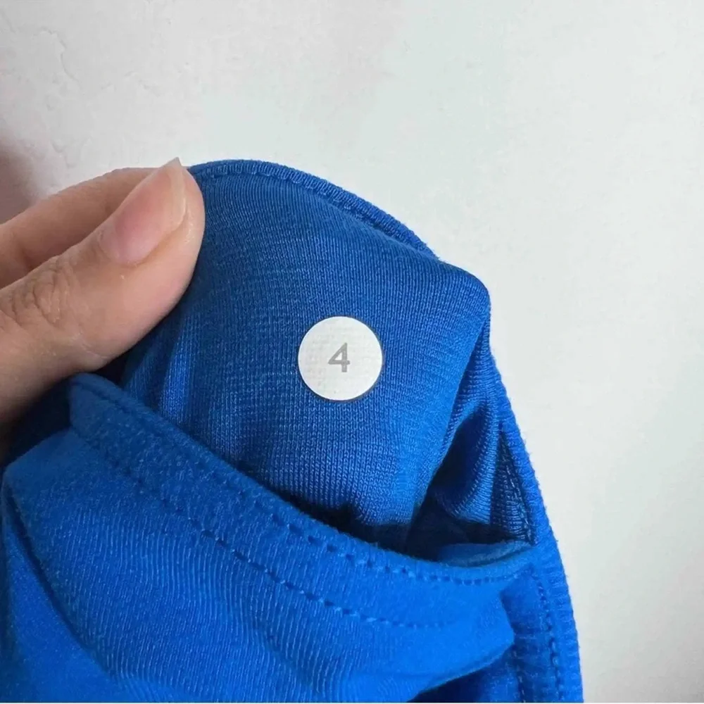 LULULEMON Roll Out Crop‎ in Baroque Blue. Size 4